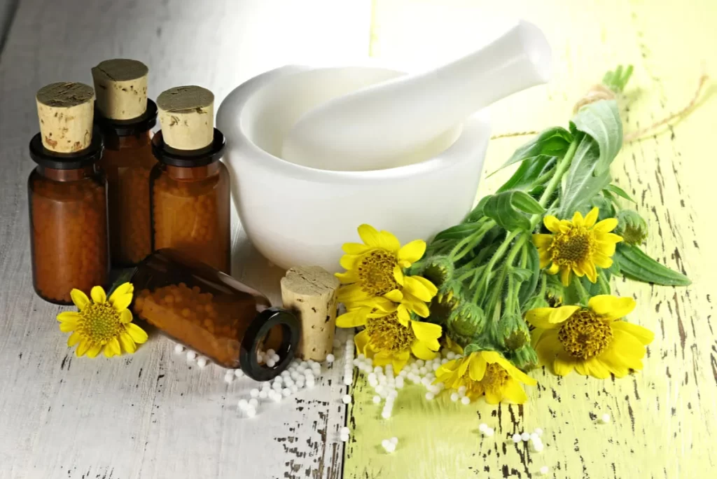 Frascos contendo glóbulos de homeopatia da Arnica, indicado para tratar dores e inflamações 