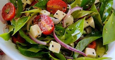 Salada com adição de folhas de ora-pro-nóbis 