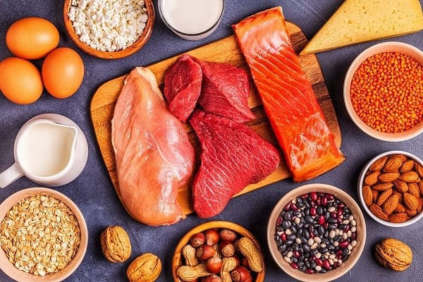 Alimentos como carne, peixe e laticínios são fontes naturais de taurina. 