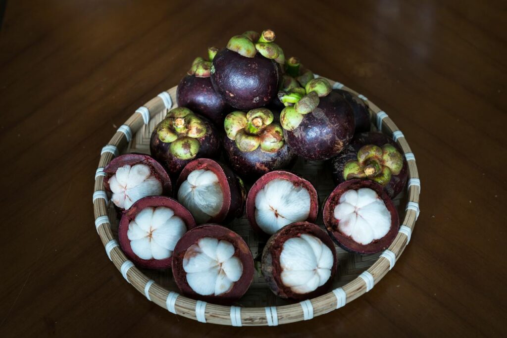 O mangostão é uma fruta rica em nutrientes essenciais para o bom funcionamento do organismo. É uma excelente fonte de vitamina C, que fortalece o sistema imunológico e ajuda na absorção de ferro