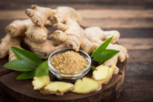 As propriedades medicinais do gengibre são atribuídas aos compostos bioativos que contém, principalmente o gingerol e o shogaol. Estes compostos são responsáveis por uma série de efeitos benéficos à saúde, incluindo ações anti-inflamatórias, antioxidantes, e potencialmente, benefícios na perda de peso e alívio de náuseas