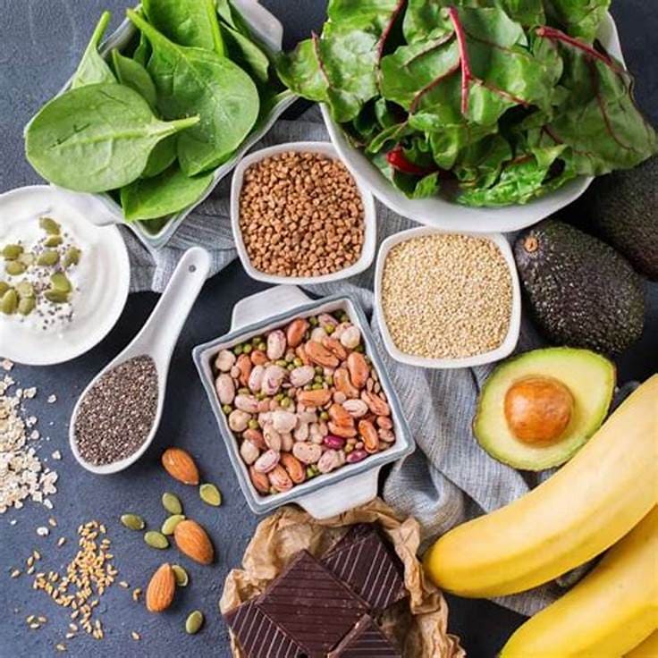 Alimentos ricos em magnésio: Amêndoas, espinafre, abacate, semente de abóbora, banana, quinoa e chocolate amargo.