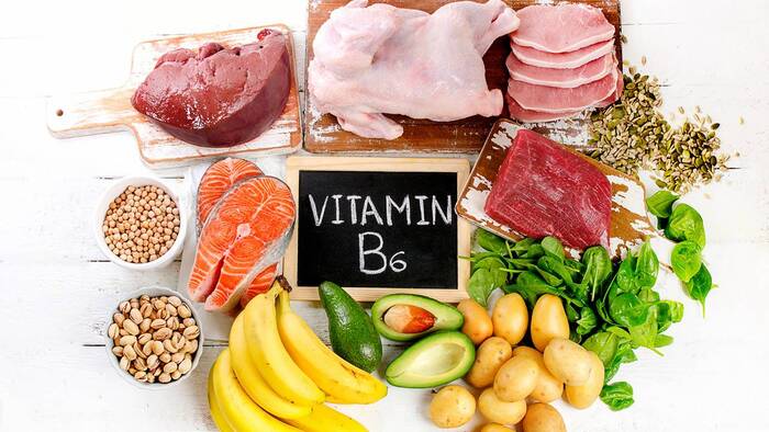 A vitamina B6 é encontrada em uma variedade de alimentos. Algumas das principais fontes alimentares de vitamina B6 incluem frango, peixe, carne bovina, batata, banana, abacate, nozes e sementes. Além disso, grãos integrais, como trigo e aveia, também são boas fontes de vitamina B6.