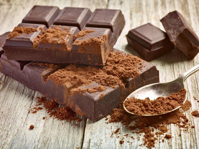 O cacau e o chocolate, minimamente processados e com alto teor de cacau (acima de 70%), são as principais fontes naturais de teobromina.